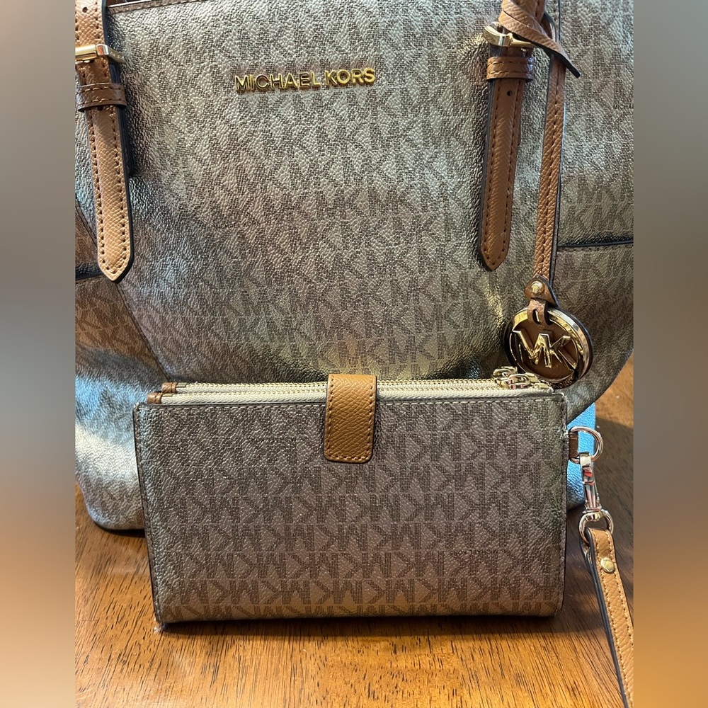 Gently used, beautiful Michael Kors bag. Matching wallet available also!